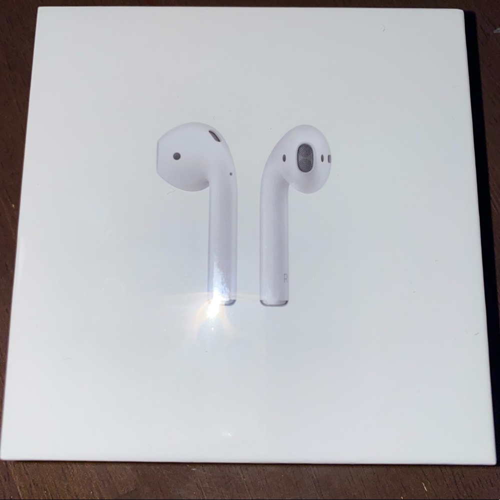Apple AirPods with Charging Case - Picture 1 of 2